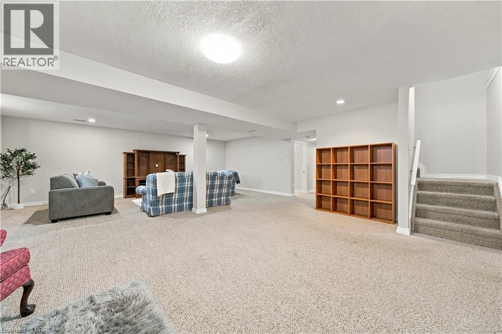 4 MACPHERSON Drive - 24