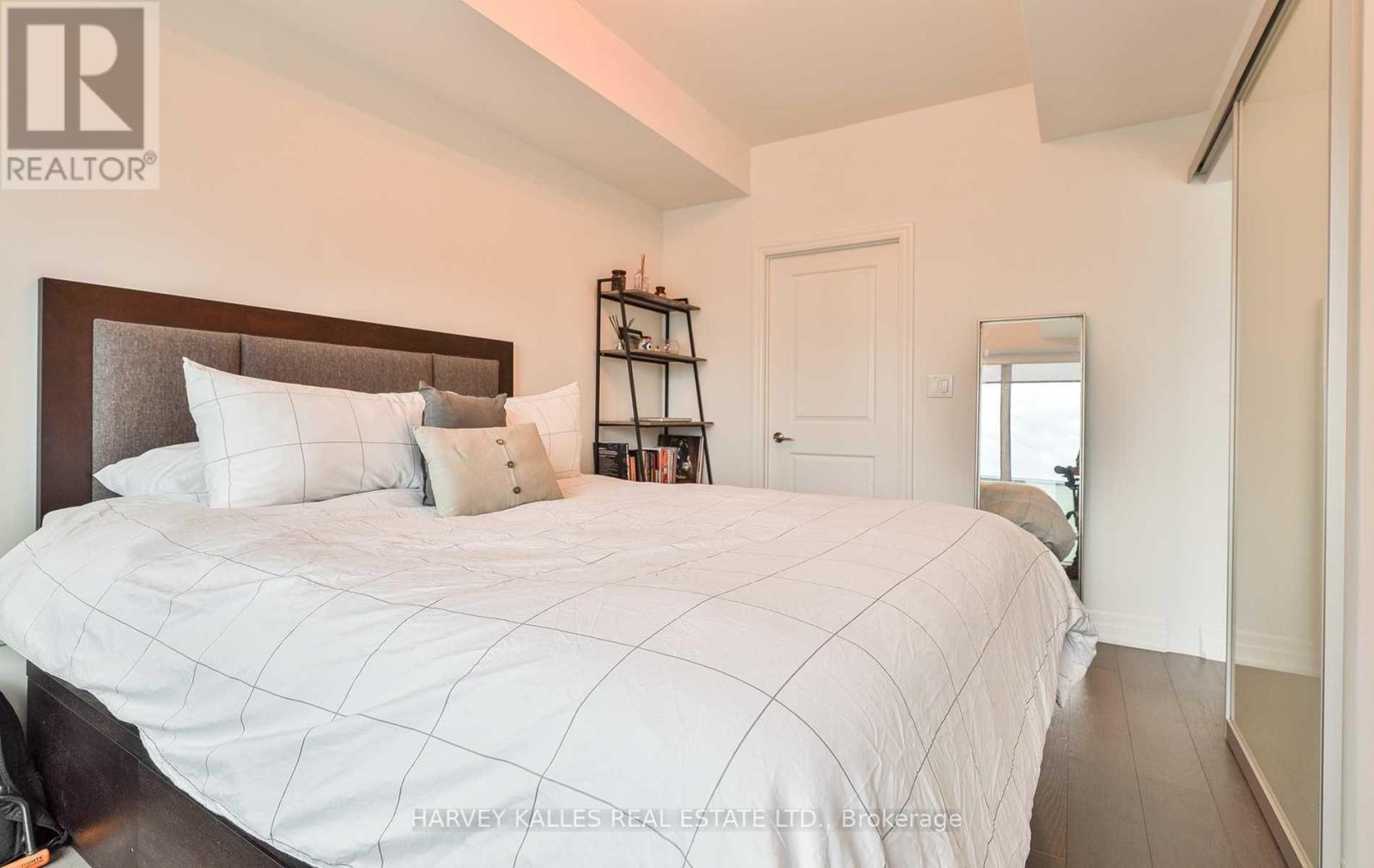 8 The Esplanade Avenue — photo 12