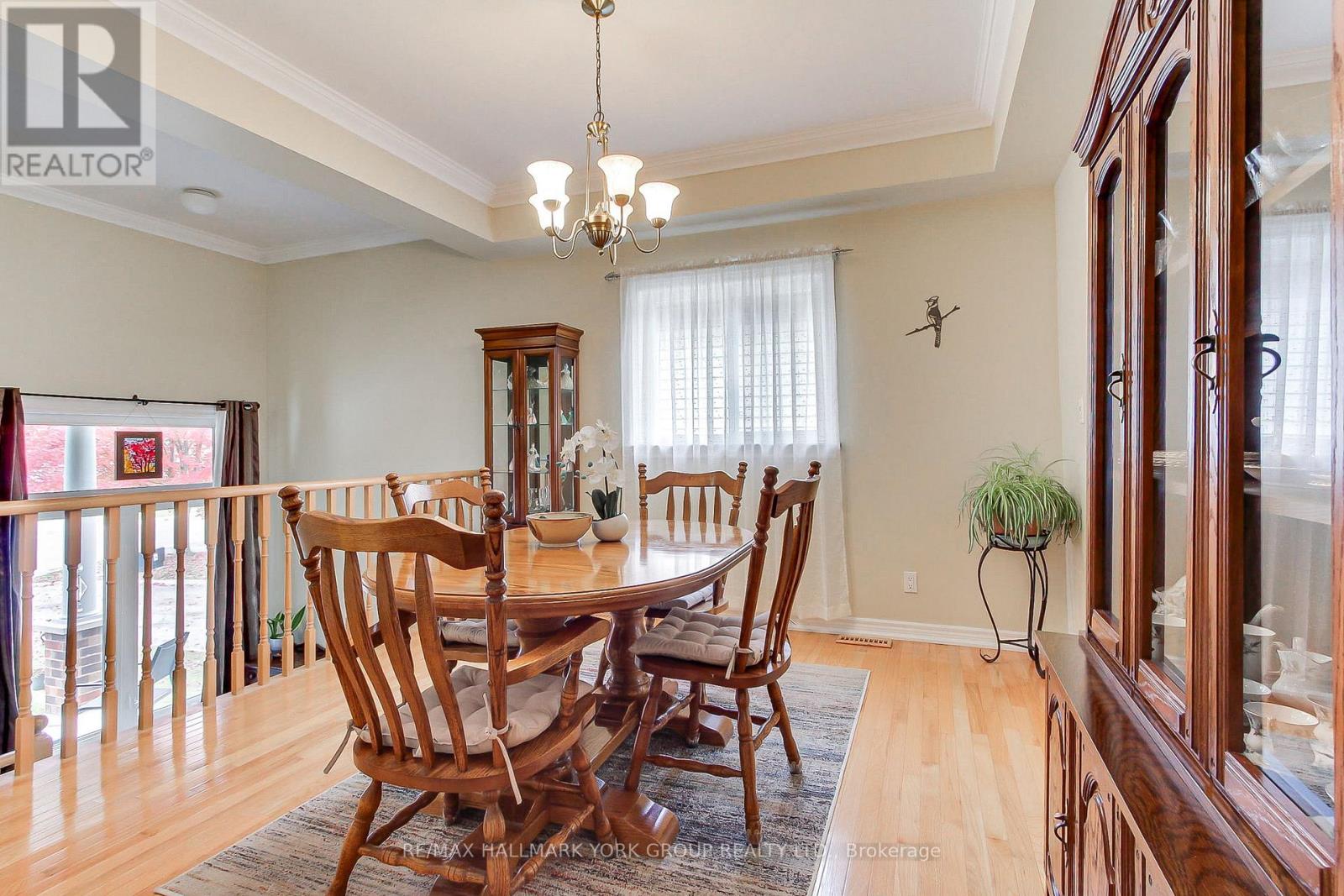 17 Hillview Drive, Newmarket, ON photo 10