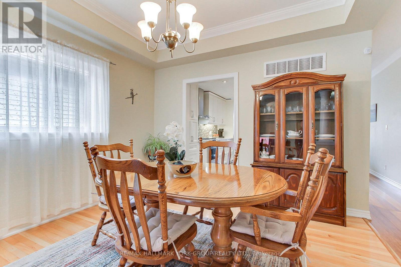 17 Hillview Drive, Newmarket, ON photo 11