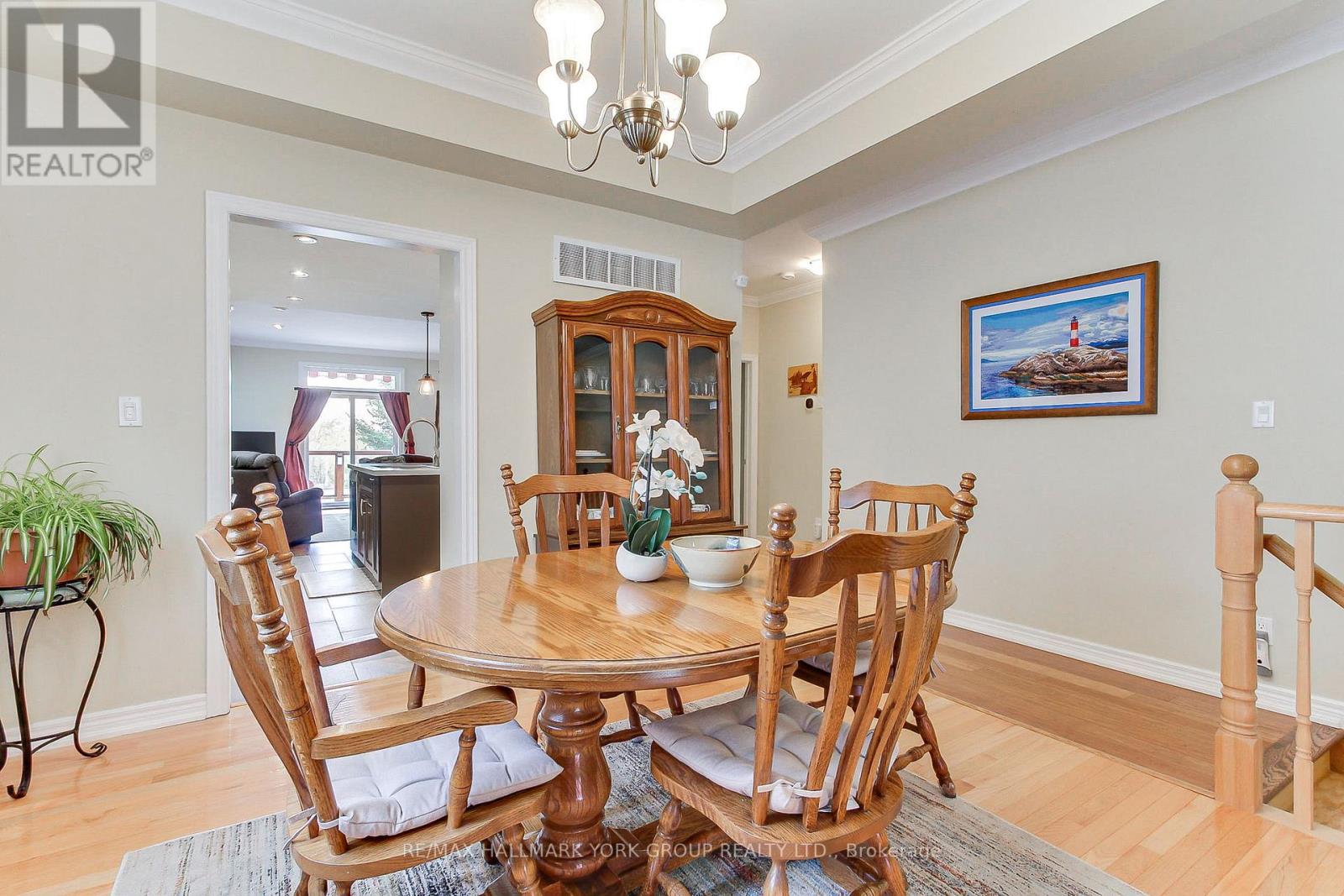 17 Hillview Drive, Newmarket, ON photo 12