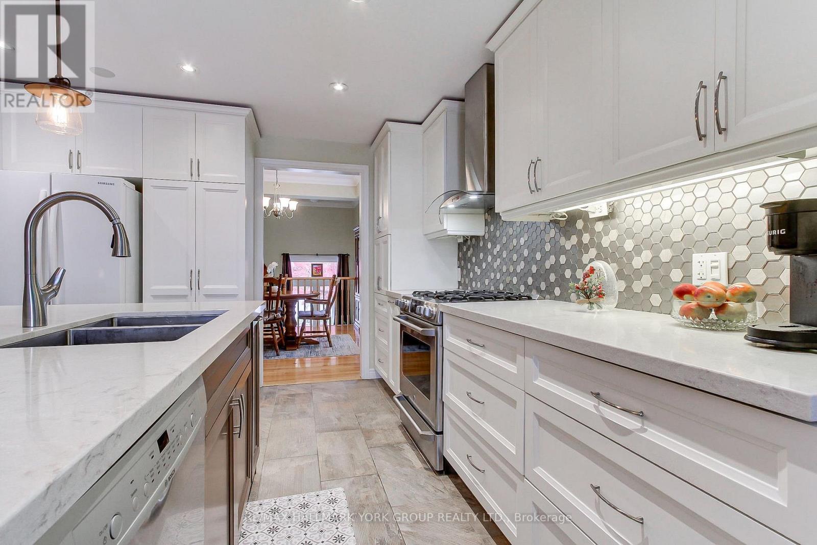 17 Hillview Drive, Newmarket, ON photo 14