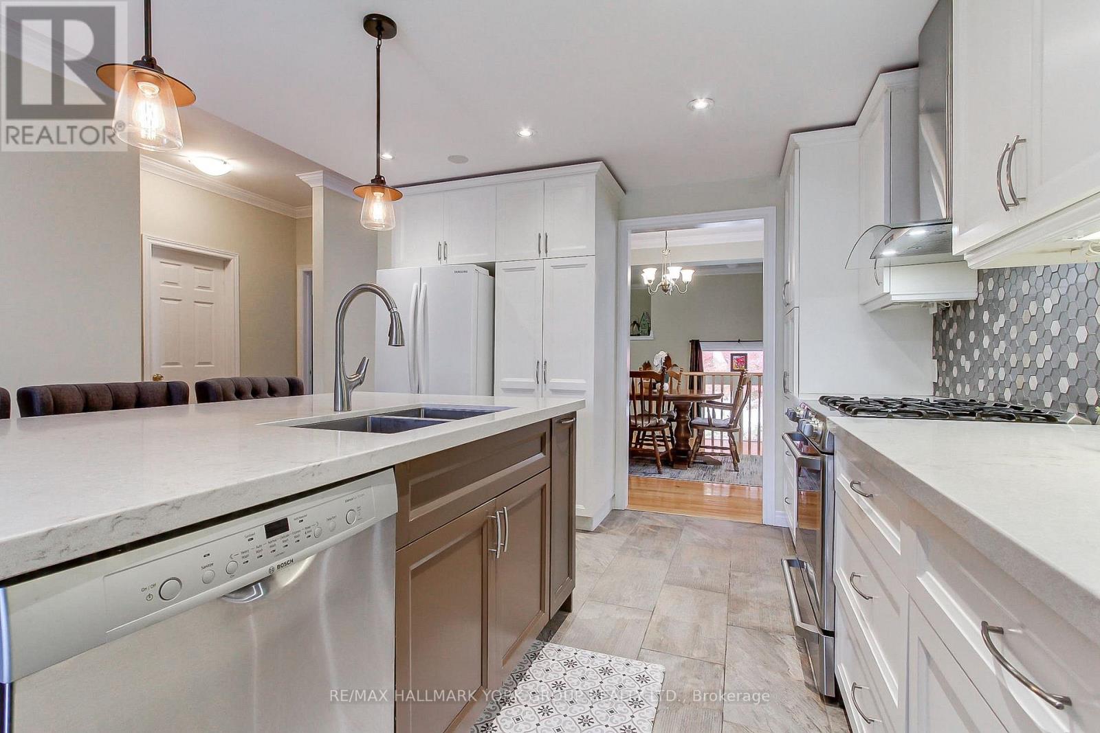 17 Hillview Drive, Newmarket, ON photo 15