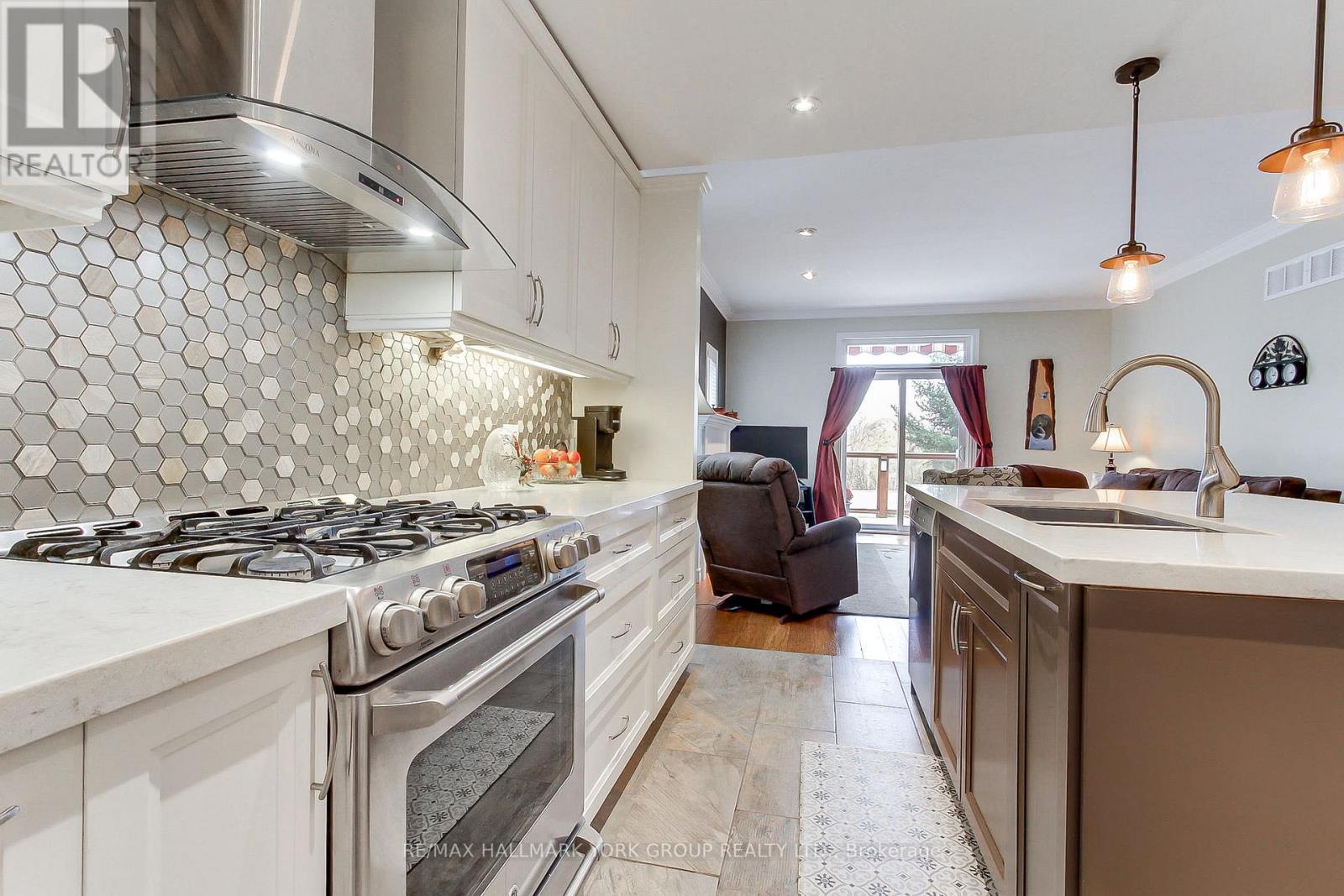 17 Hillview Drive, Newmarket, ON photo 16