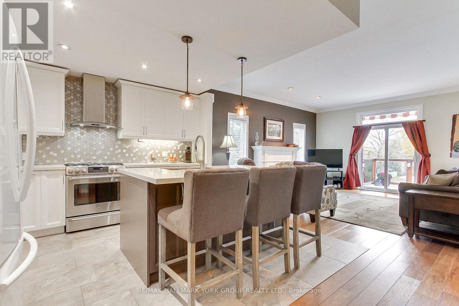 17 Hillview Drive, Newmarket, ON photo 18