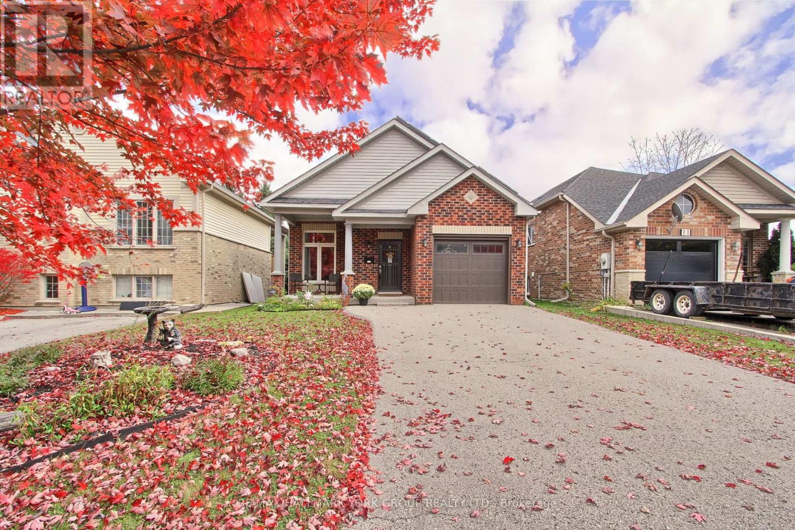 17 Hillview Drive, Newmarket, ON photo 2