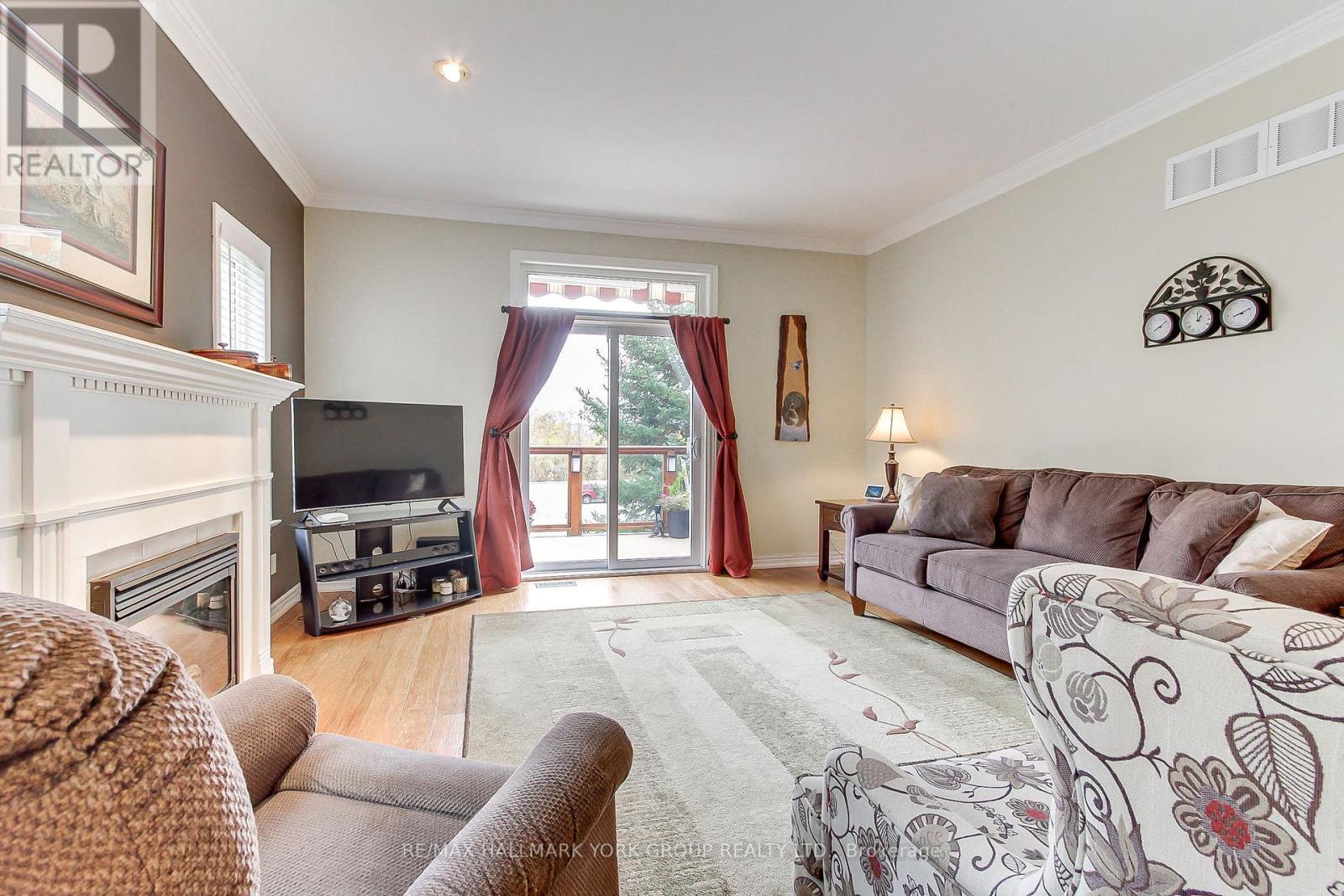17 Hillview Drive, Newmarket, ON photo 20