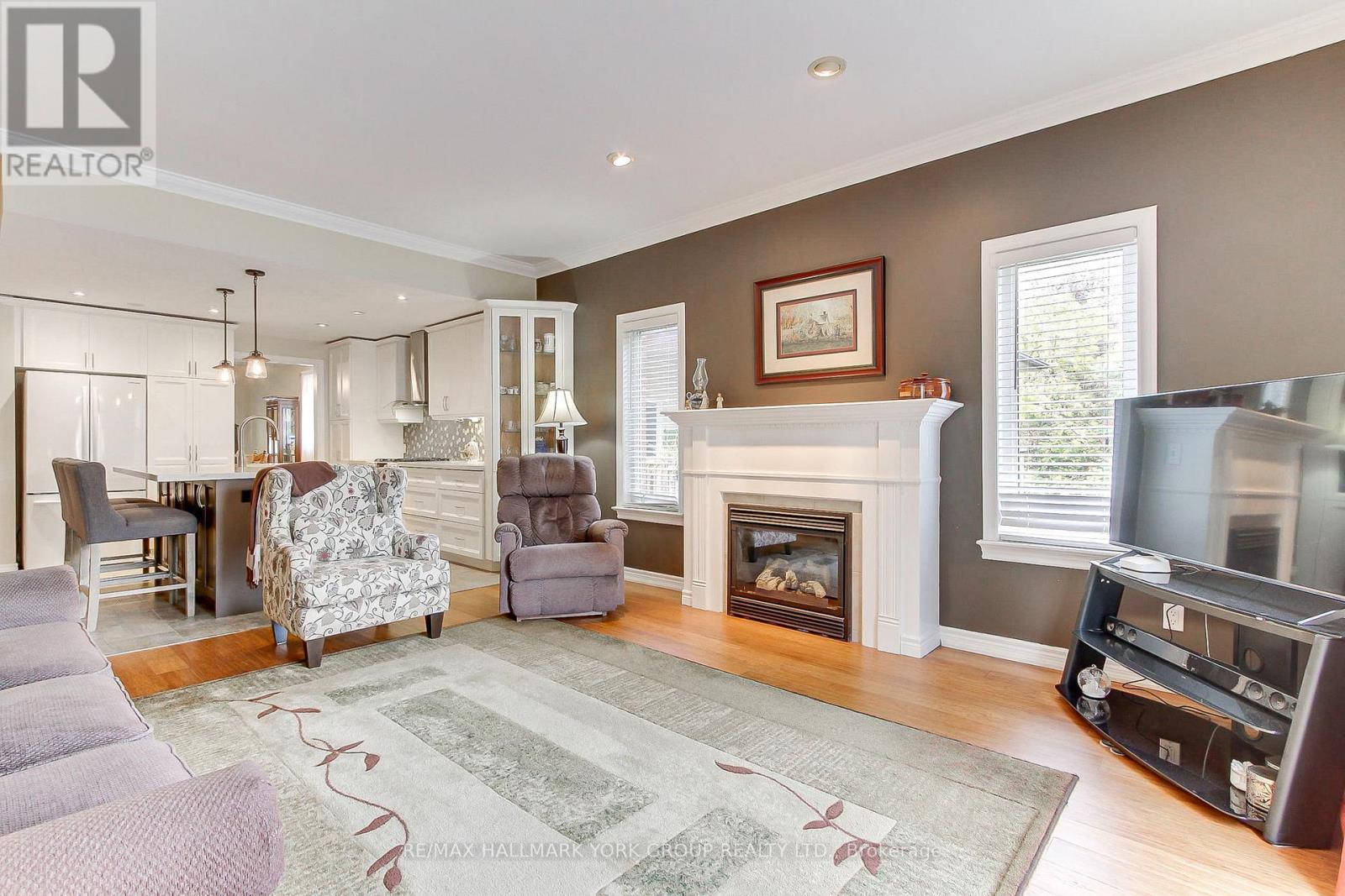 17 Hillview Drive, Newmarket, ON photo 21