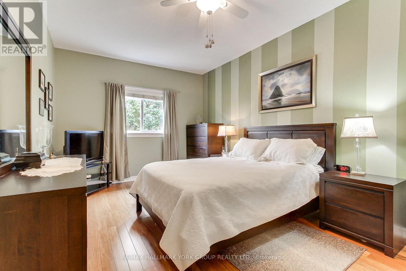 17 Hillview Drive, Newmarket, ON photo 22