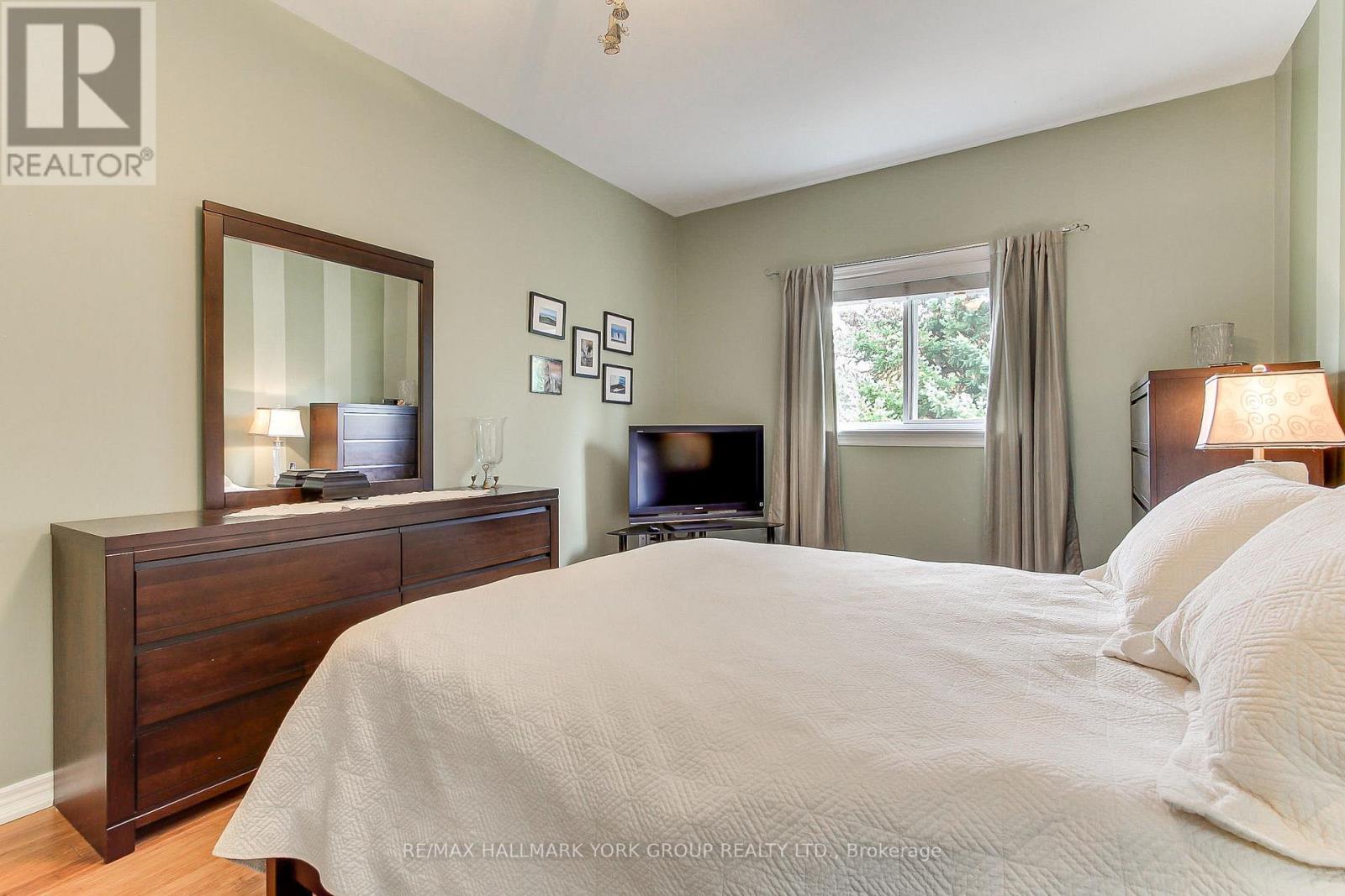17 Hillview Drive, Newmarket, ON photo 23