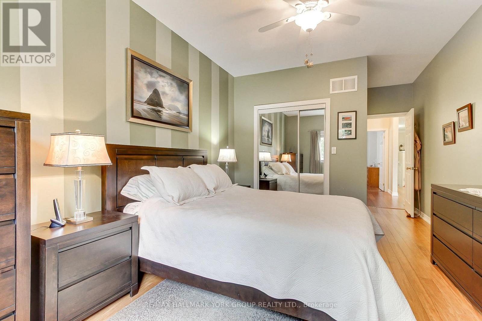 17 Hillview Drive, Newmarket, ON photo 24