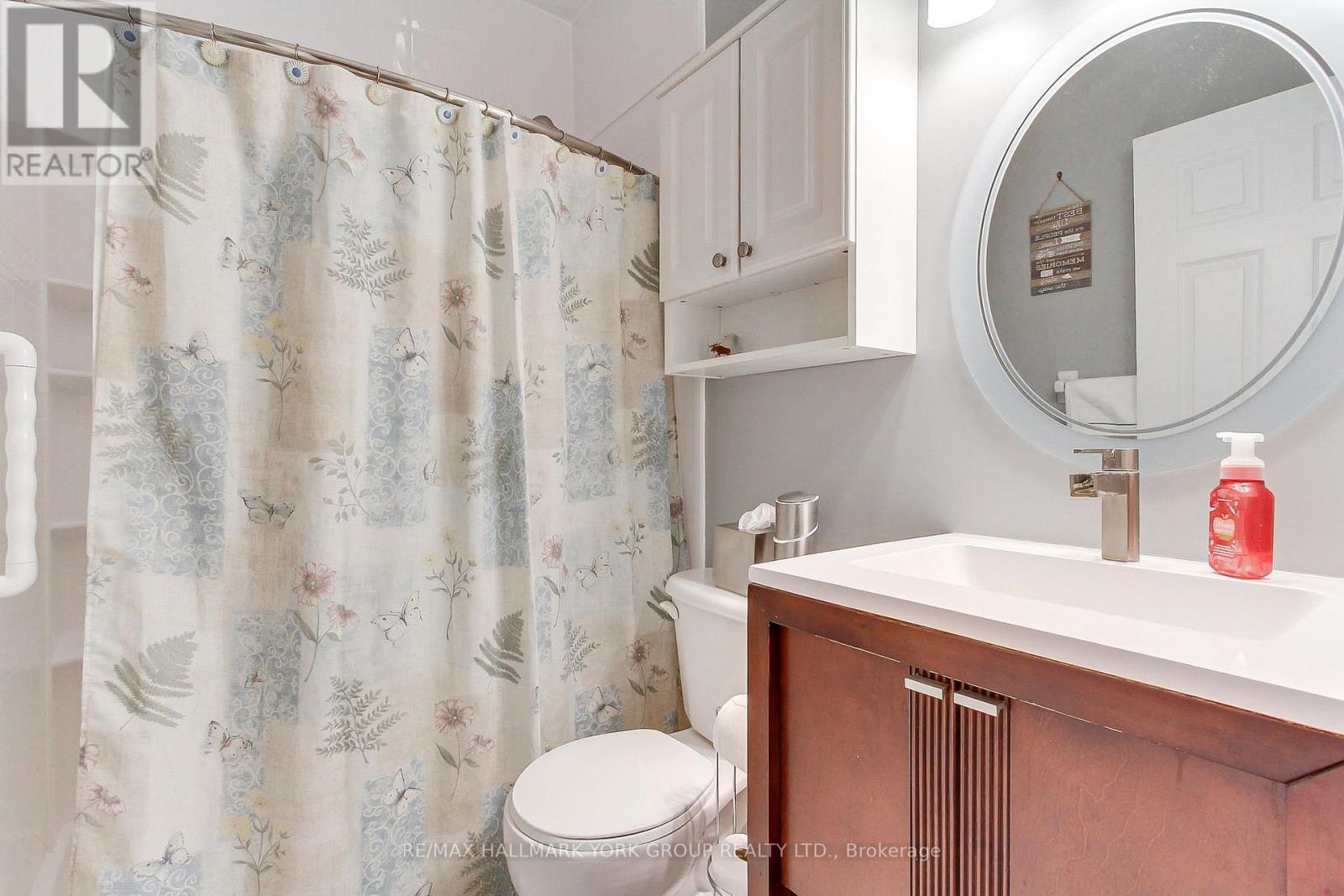 17 Hillview Drive, Newmarket, ON photo 25