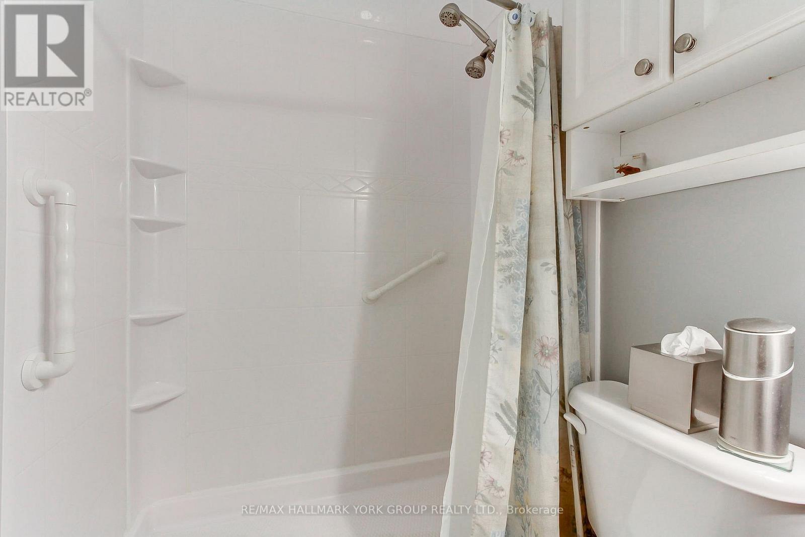 17 Hillview Drive, Newmarket, ON photo 26