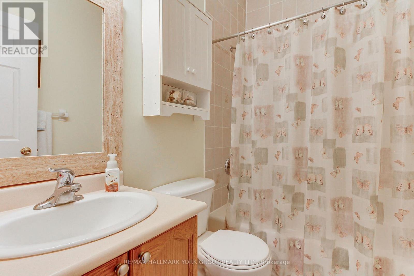 17 Hillview Drive, Newmarket, ON photo 29