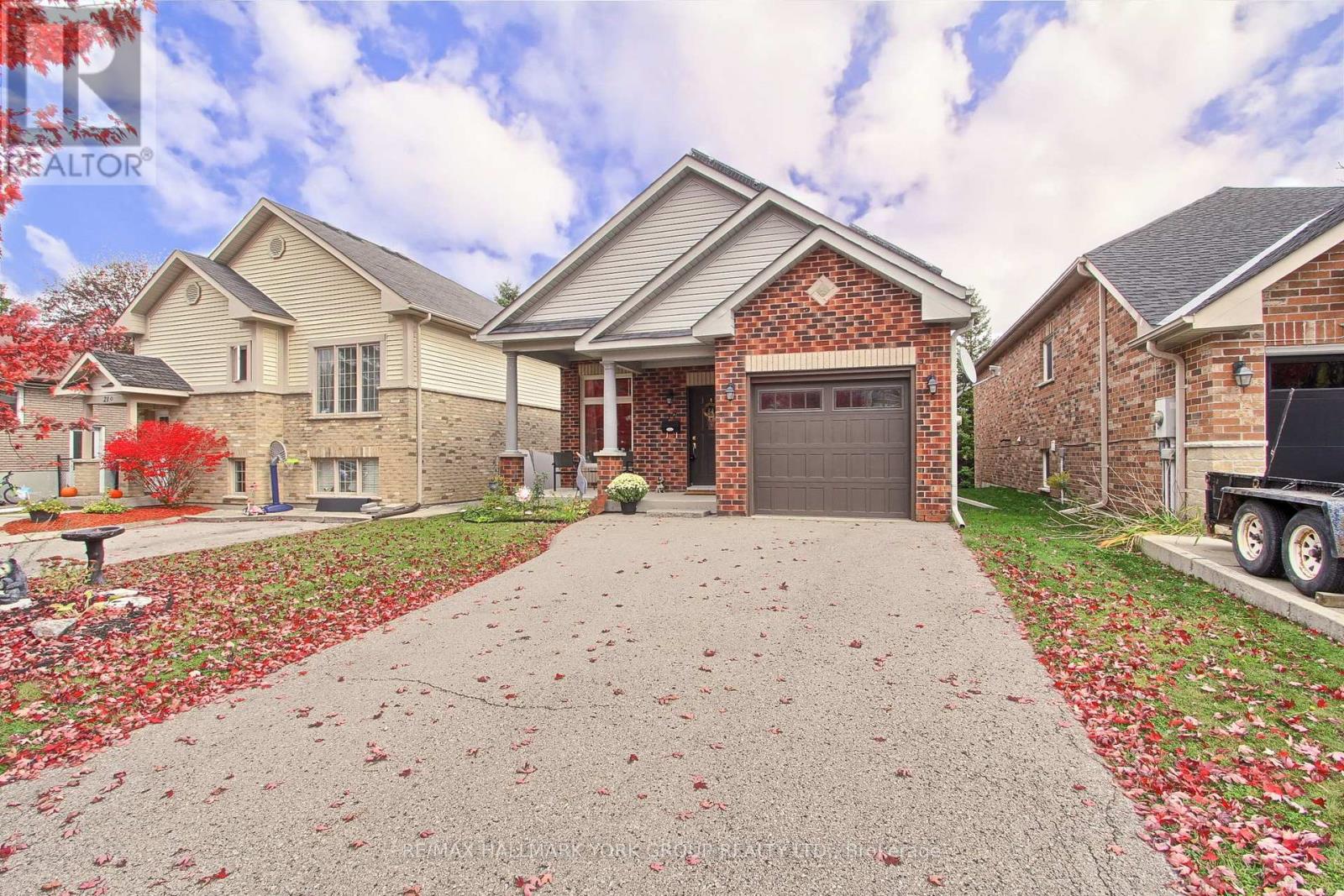 17 Hillview Drive, Newmarket, ON photo 3