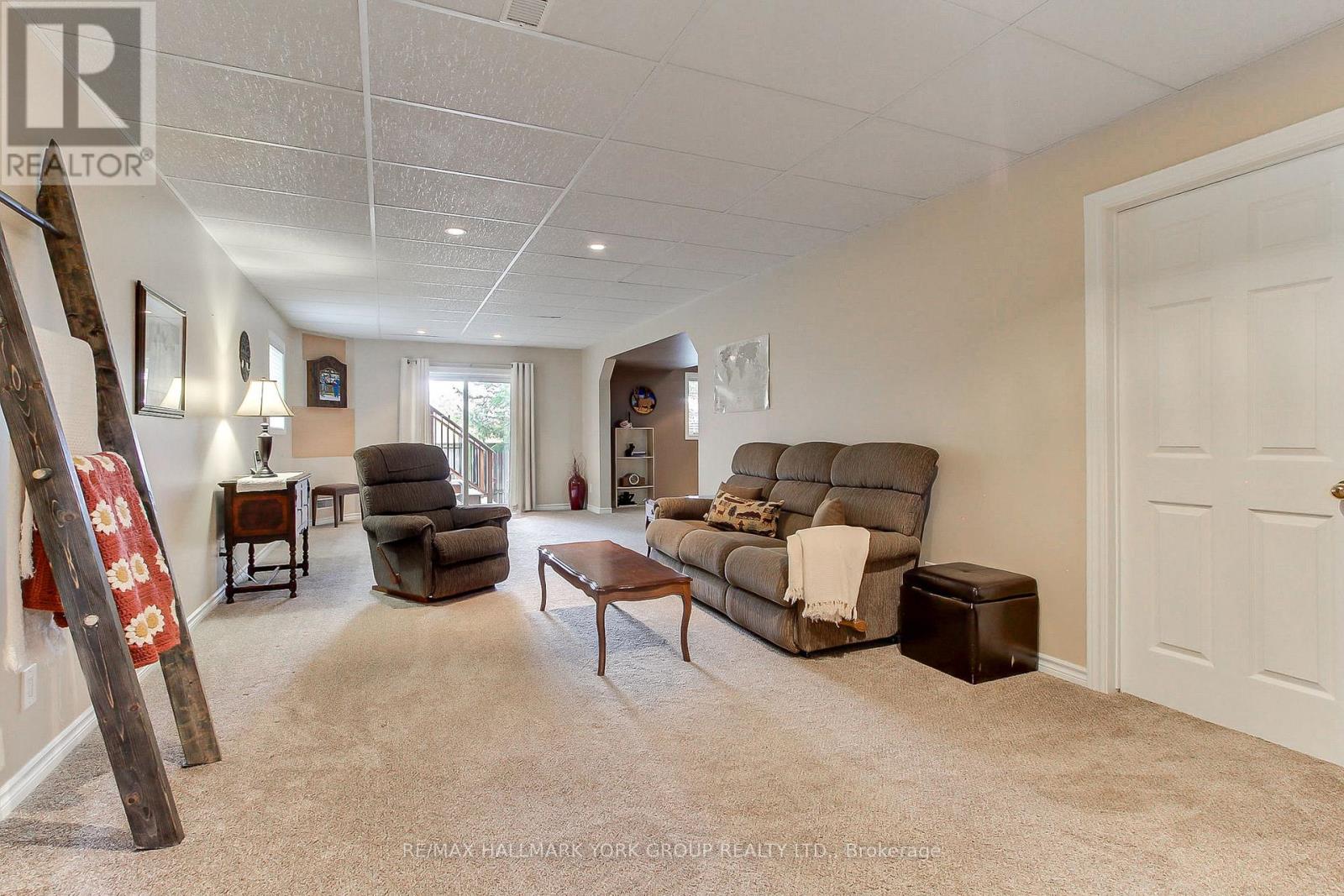 17 Hillview Drive, Newmarket, ON photo 33