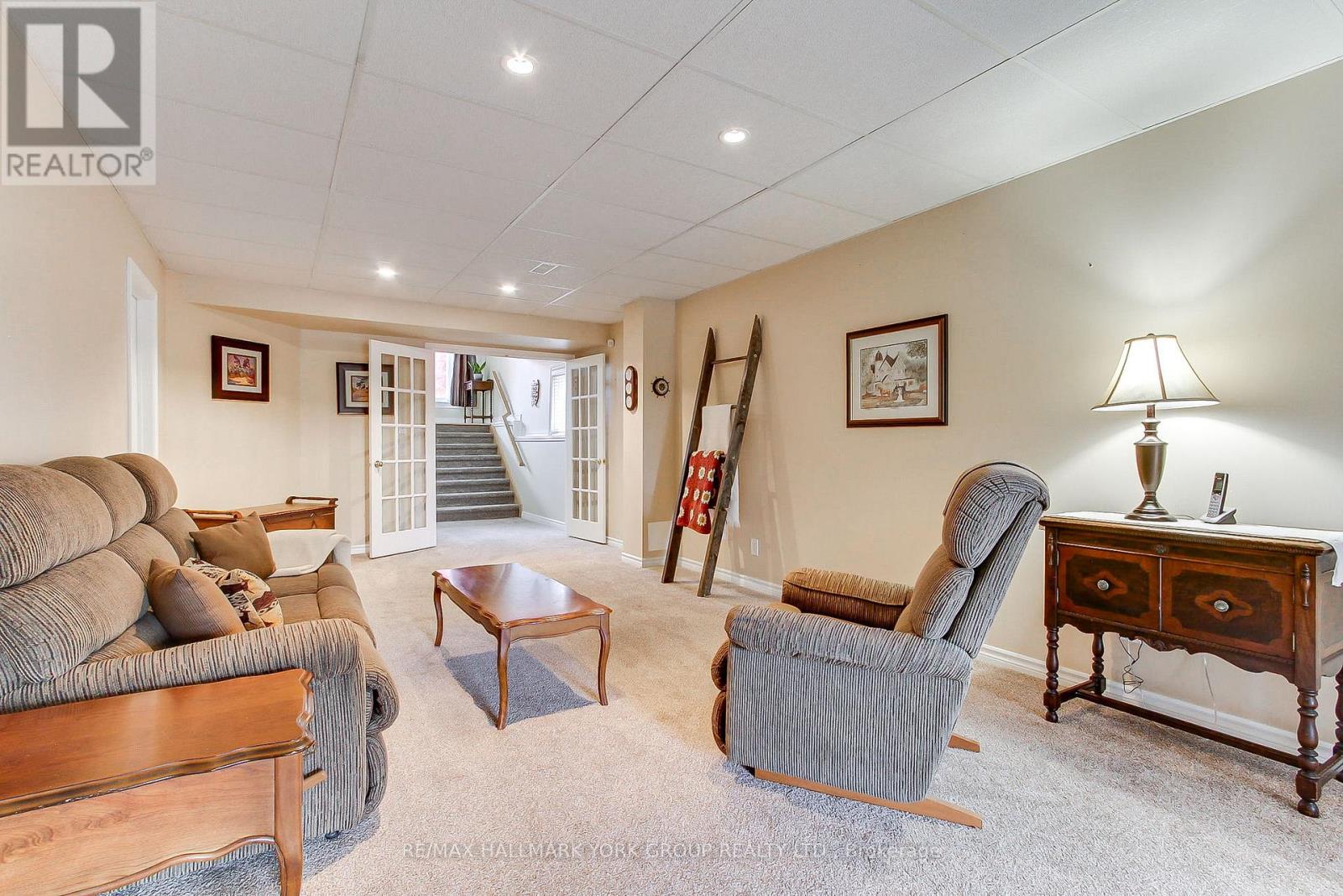 17 Hillview Drive, Newmarket, ON photo 34