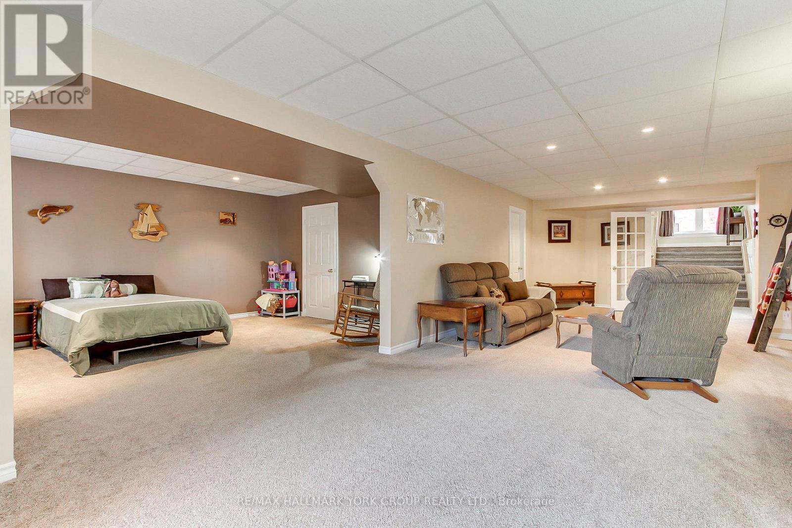 17 Hillview Drive, Newmarket, ON photo 35