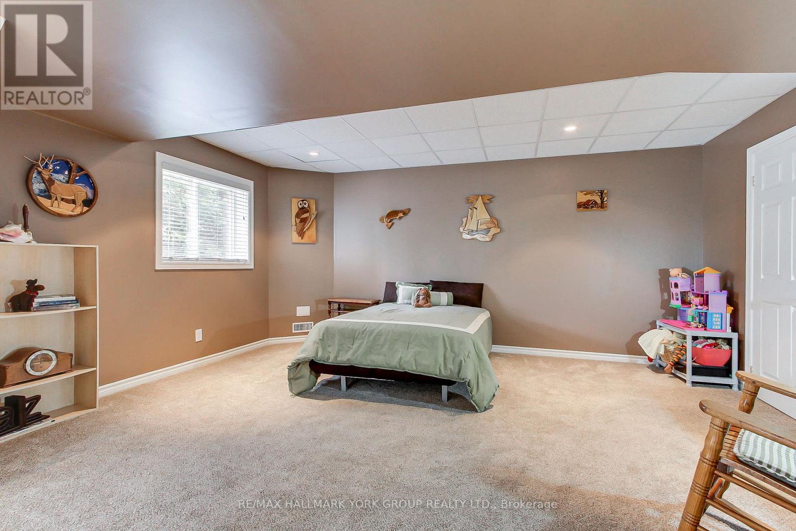 17 Hillview Drive, Newmarket, ON photo 36