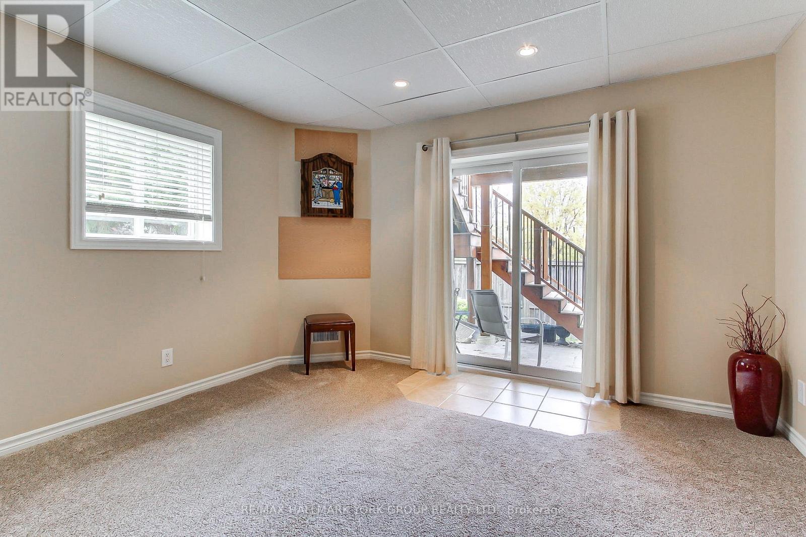 17 Hillview Drive, Newmarket, ON photo 37