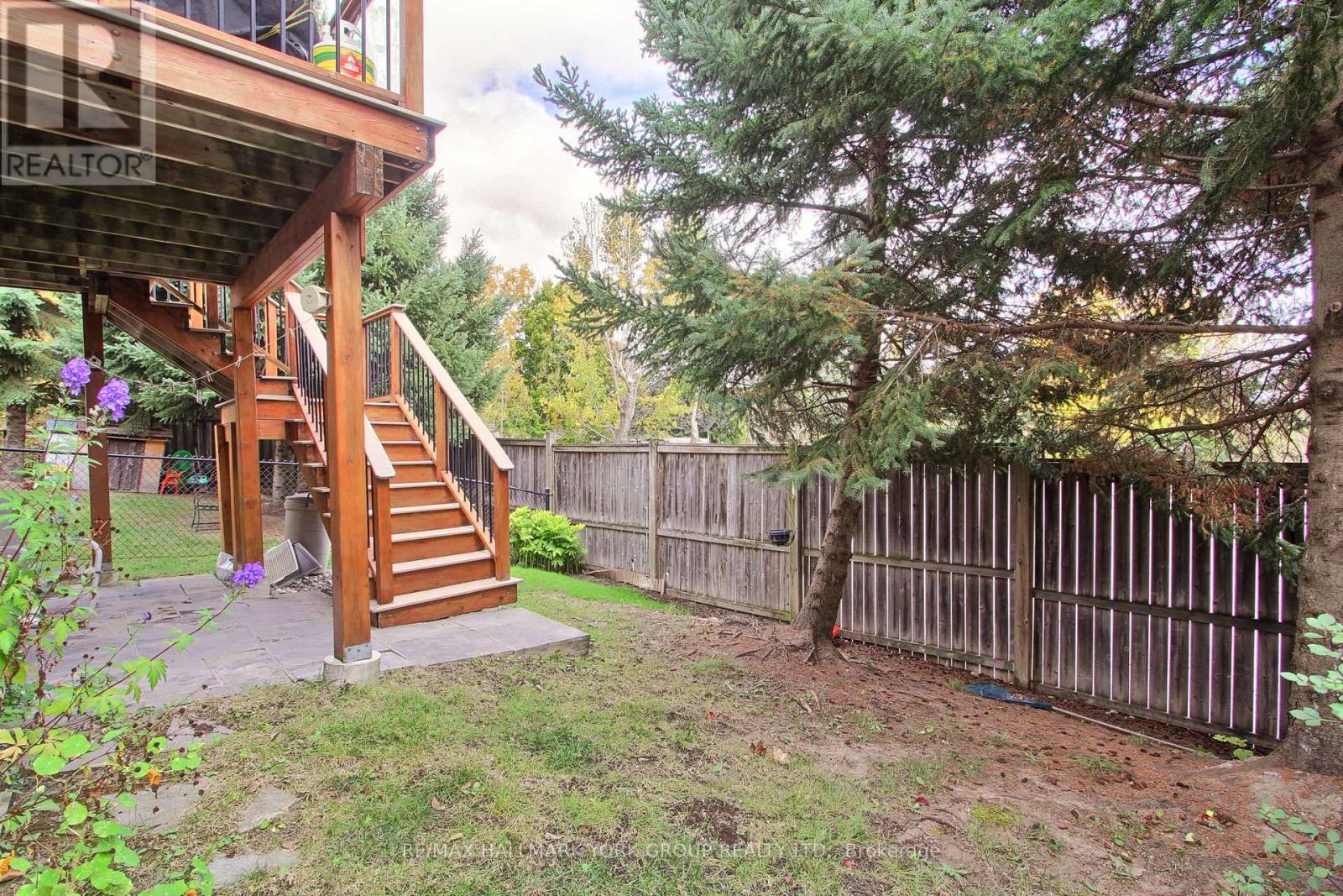 17 Hillview Drive, Newmarket, ON photo 38