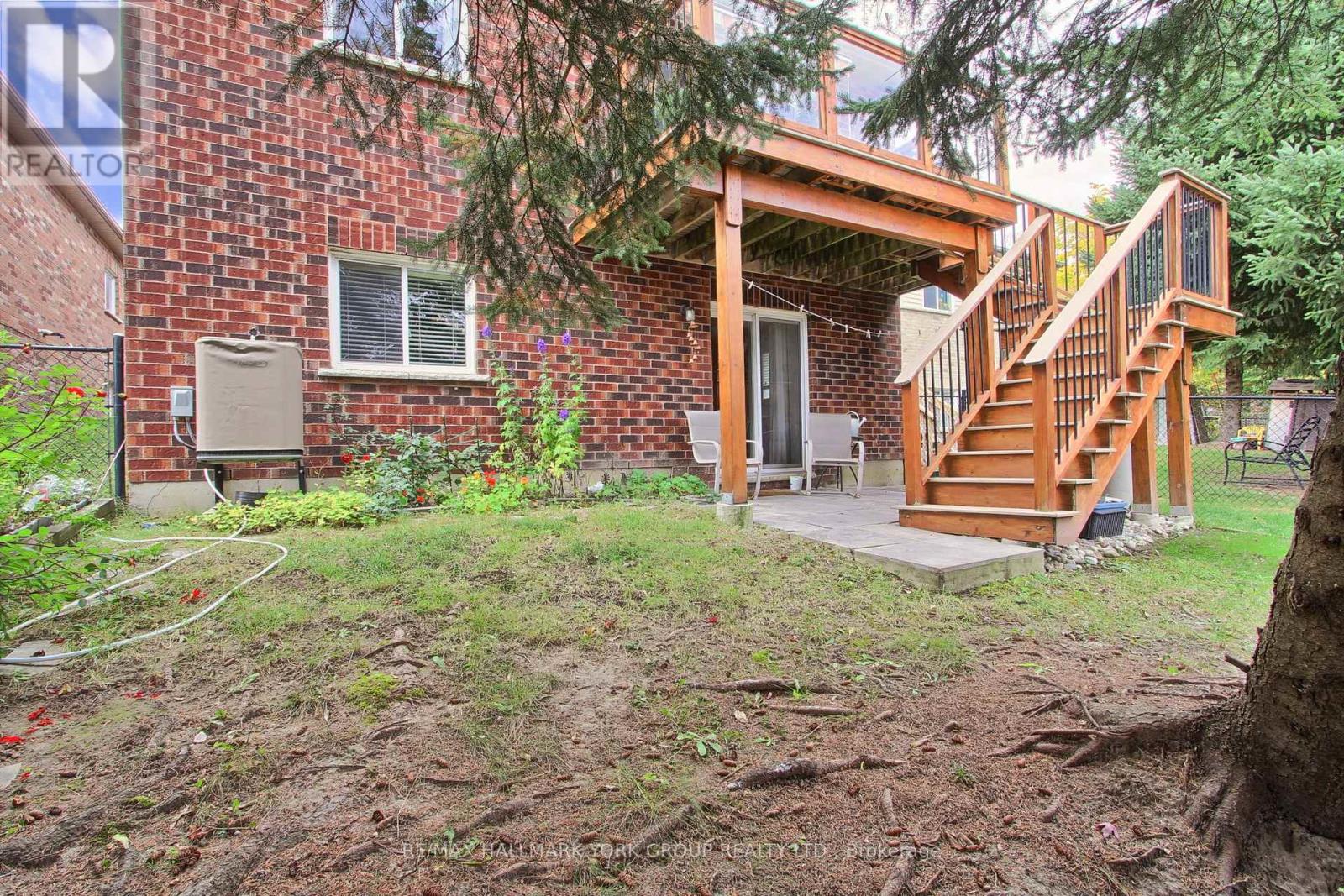 17 Hillview Drive, Newmarket, ON photo 39