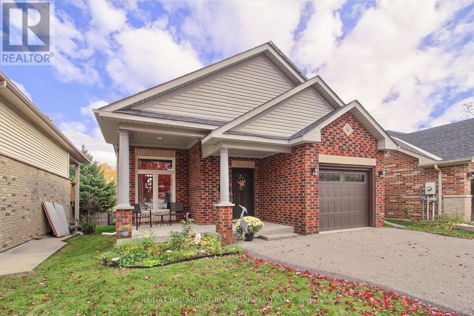 17 Hillview Drive, Newmarket, ON photo 4