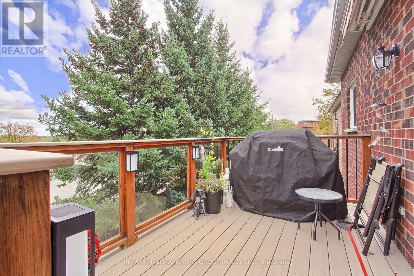 17 Hillview Drive, Newmarket, ON photo 40