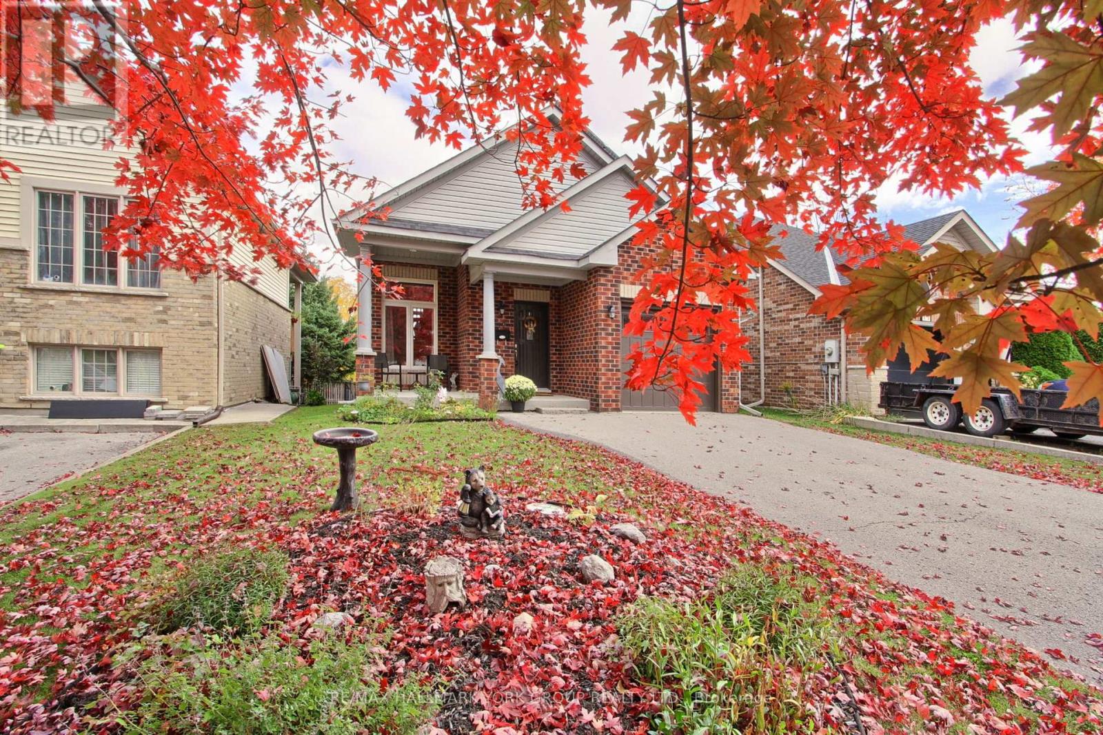 17 Hillview Drive, Newmarket, ON photo 5