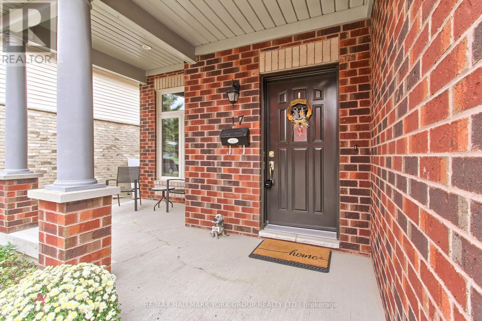 17 Hillview Drive, Newmarket, ON photo 6