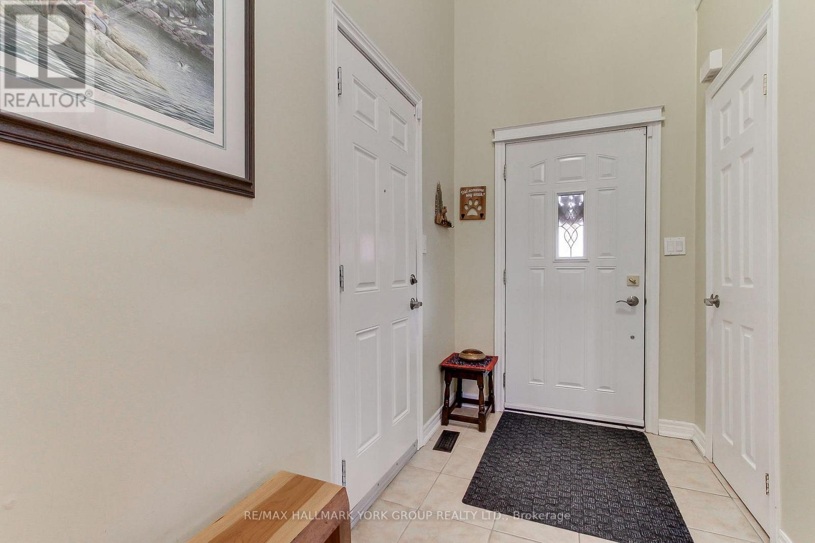 17 Hillview Drive, Newmarket, ON photo 7