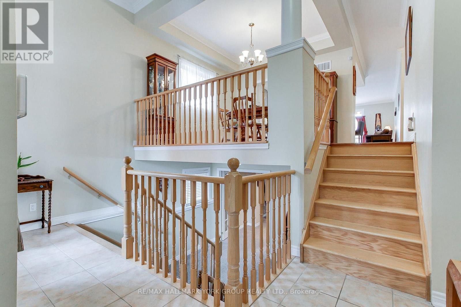 17 Hillview Drive, Newmarket, ON photo 8