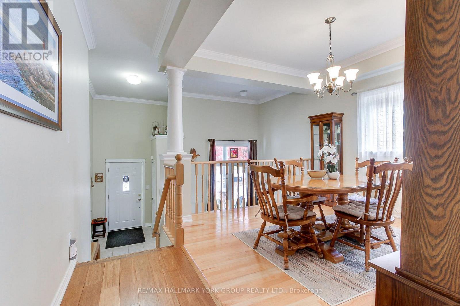 17 Hillview Drive, Newmarket, ON photo 9