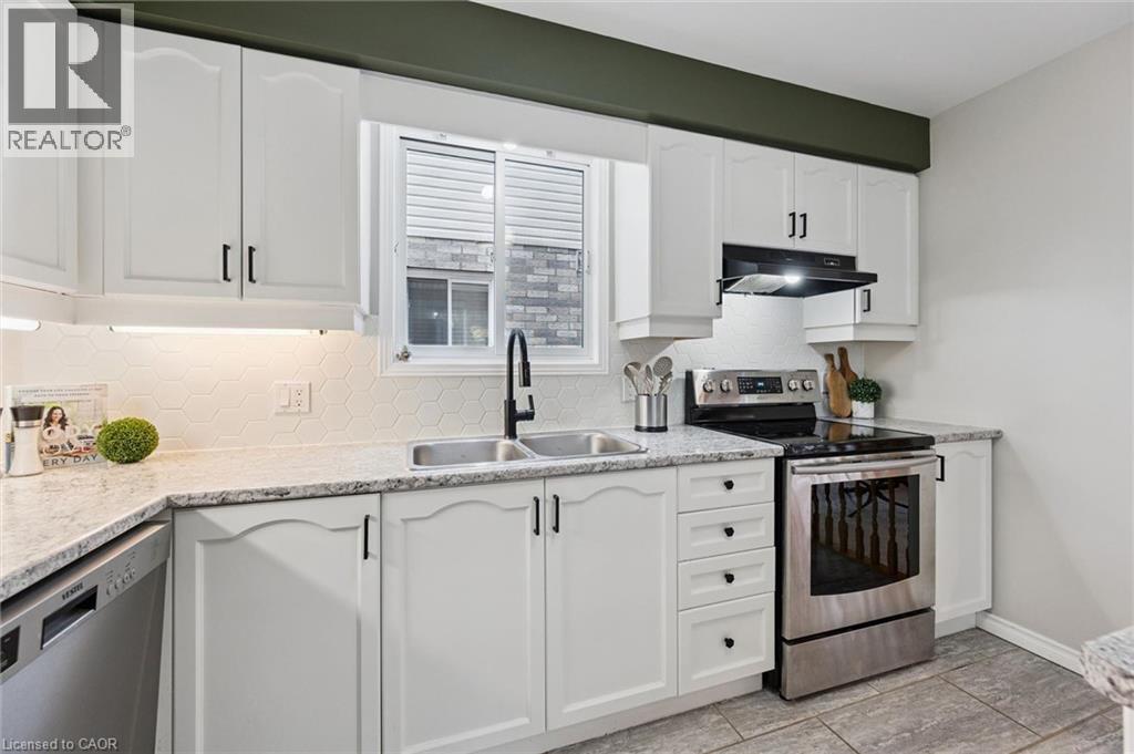 165 CAVELLETTI Court, Waterloo — photo 11