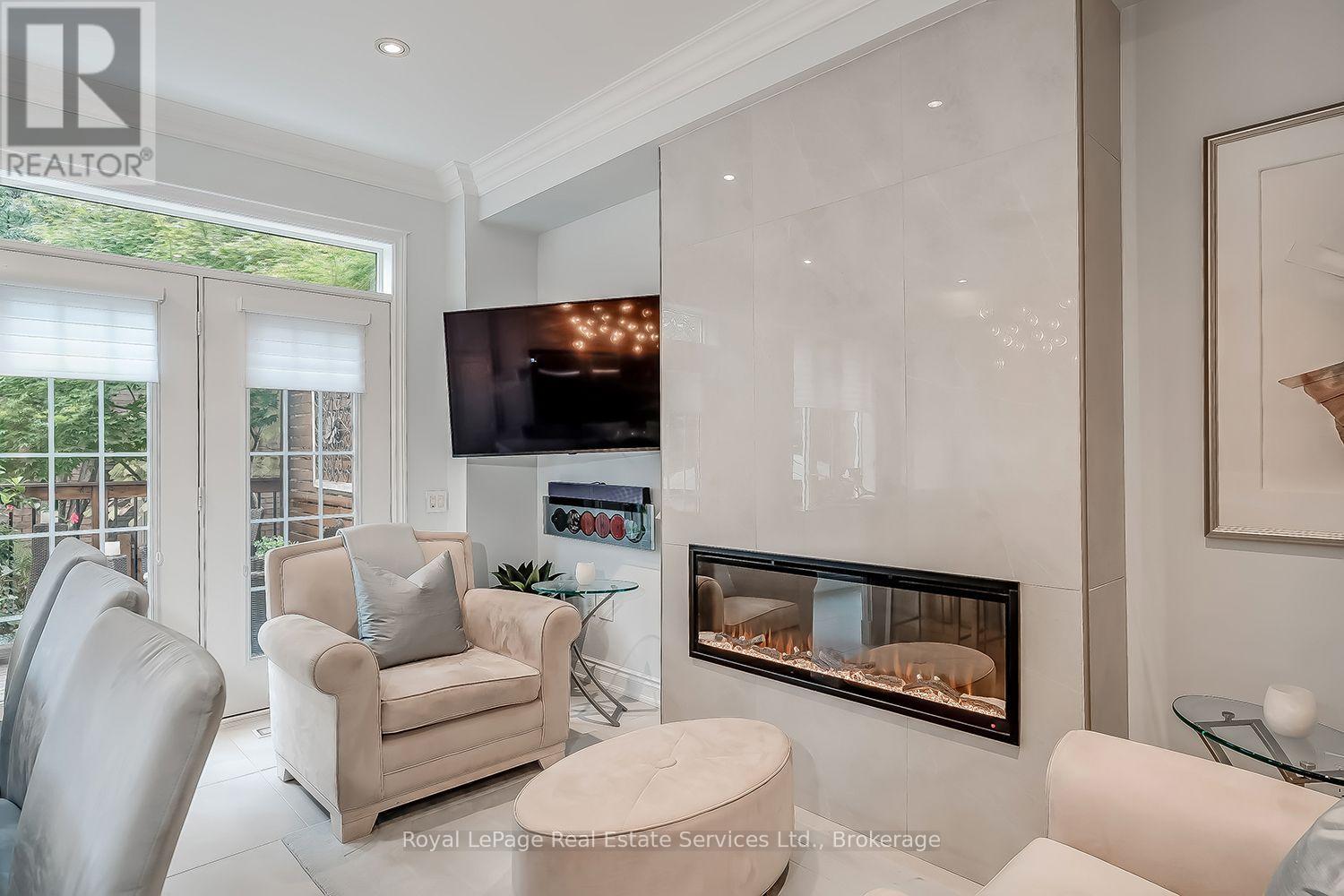 207 TAWNY CRESCENT - 12