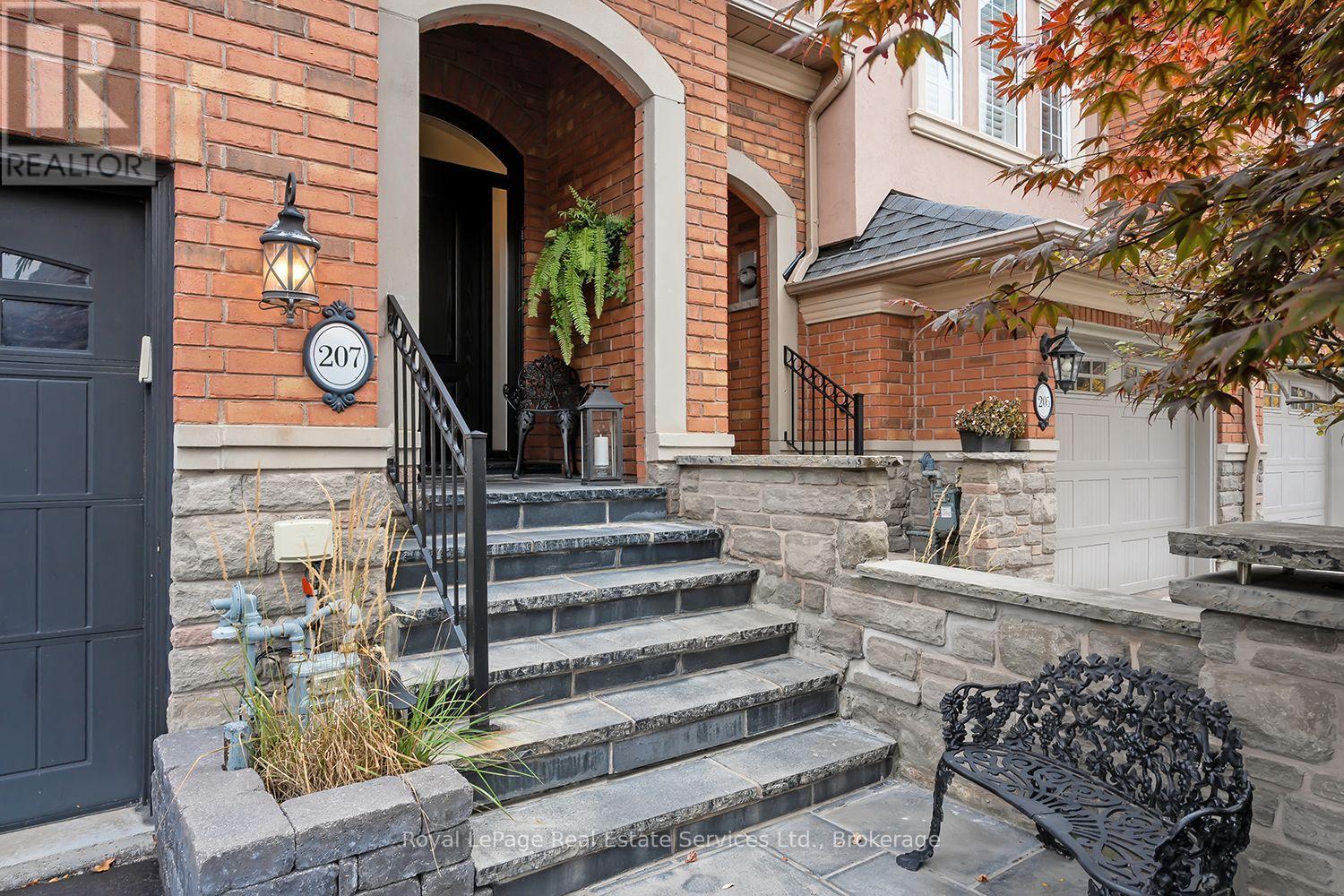 207 Tawny Crescent — photo 2