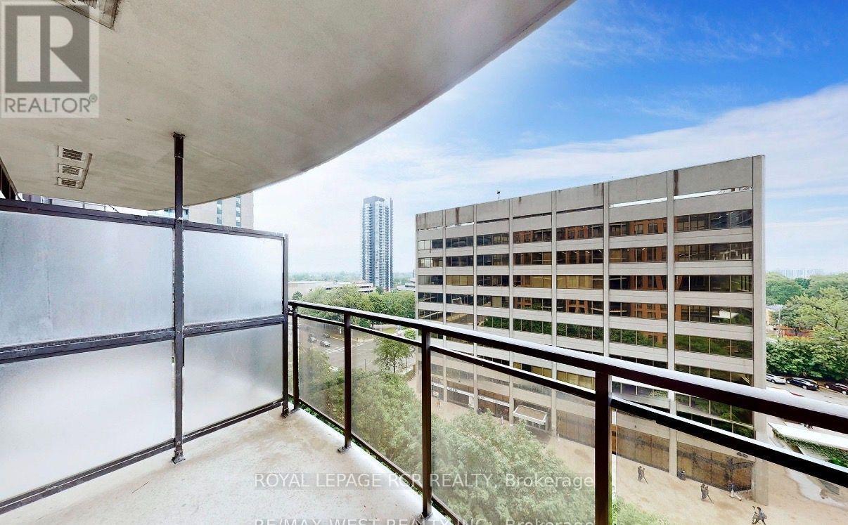 33 Sheppard Avenue — photo 16