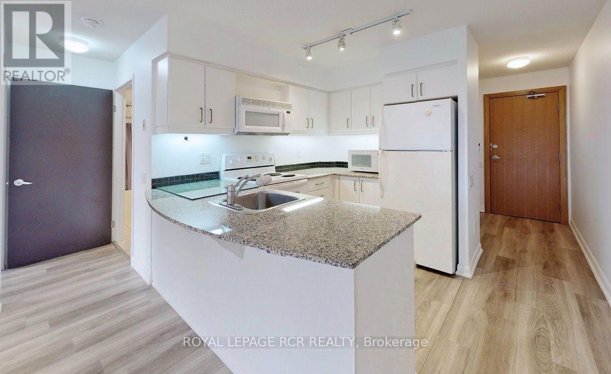 33 Sheppard Avenue — photo 8