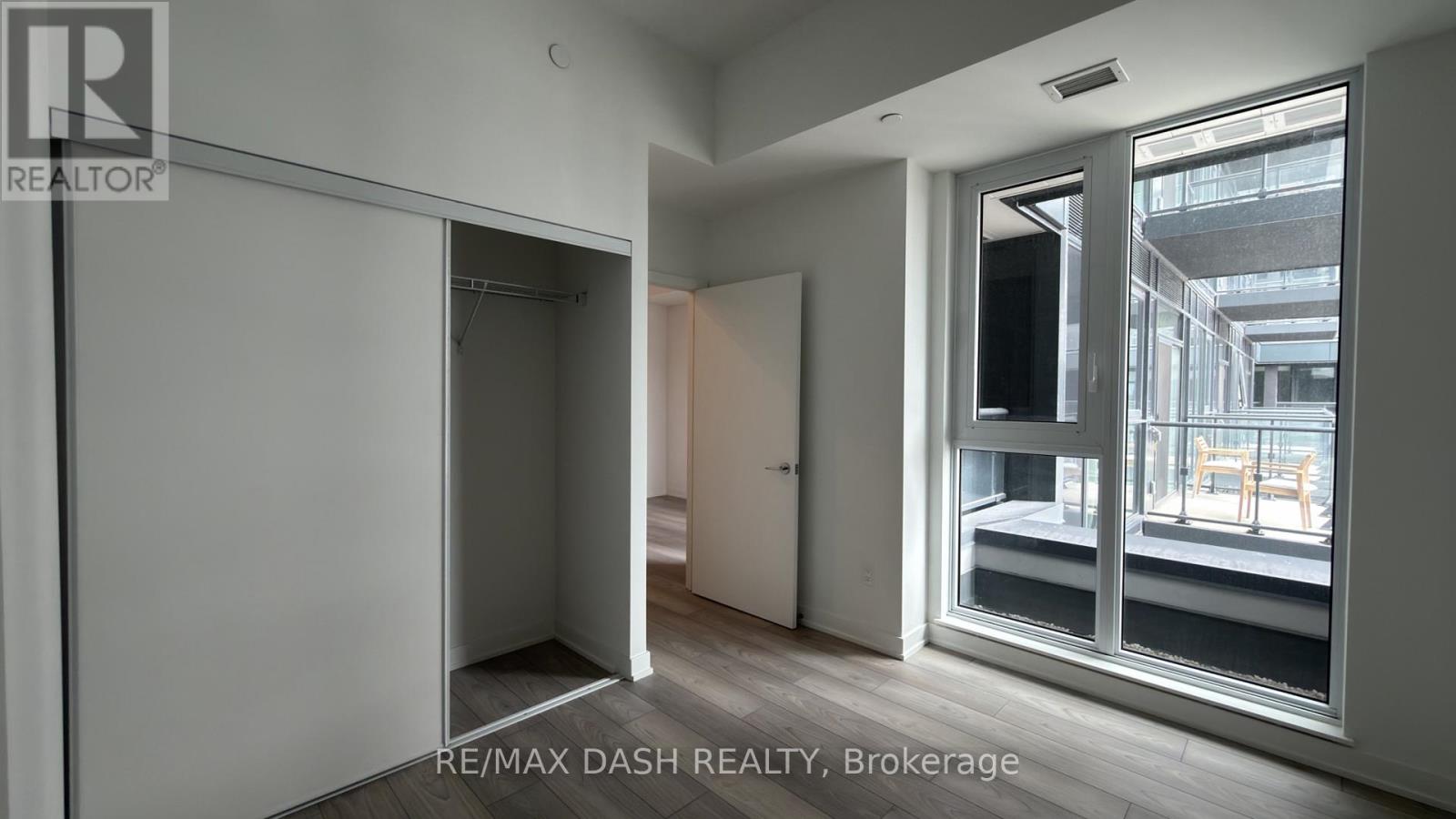 1007 The Queensway Avenue — photo 11