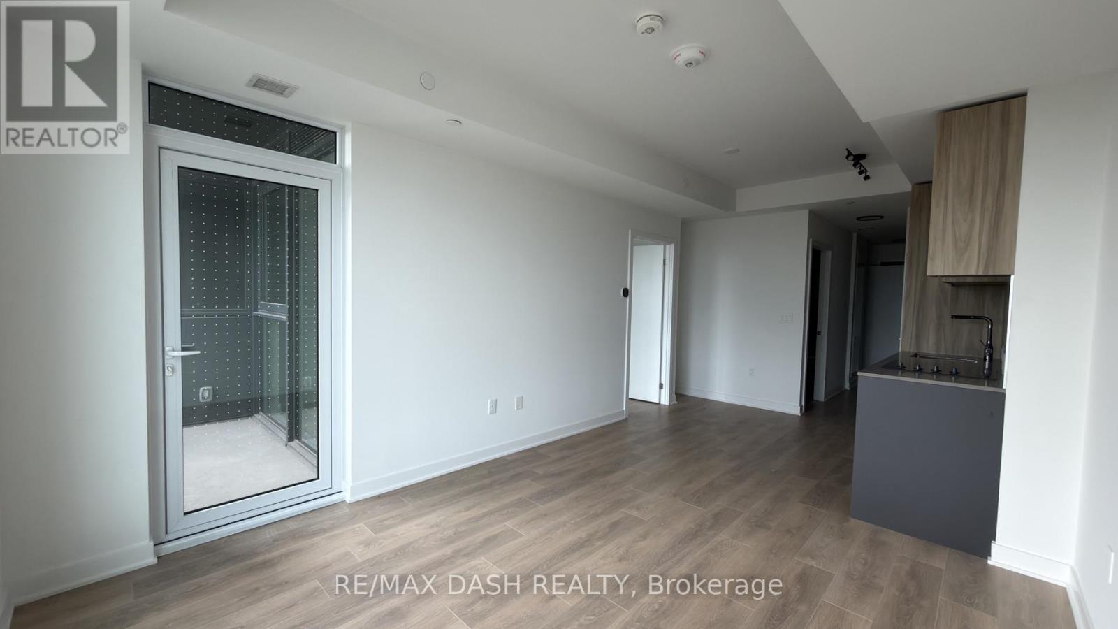 1037 The Queensway Avenue — photo 10
