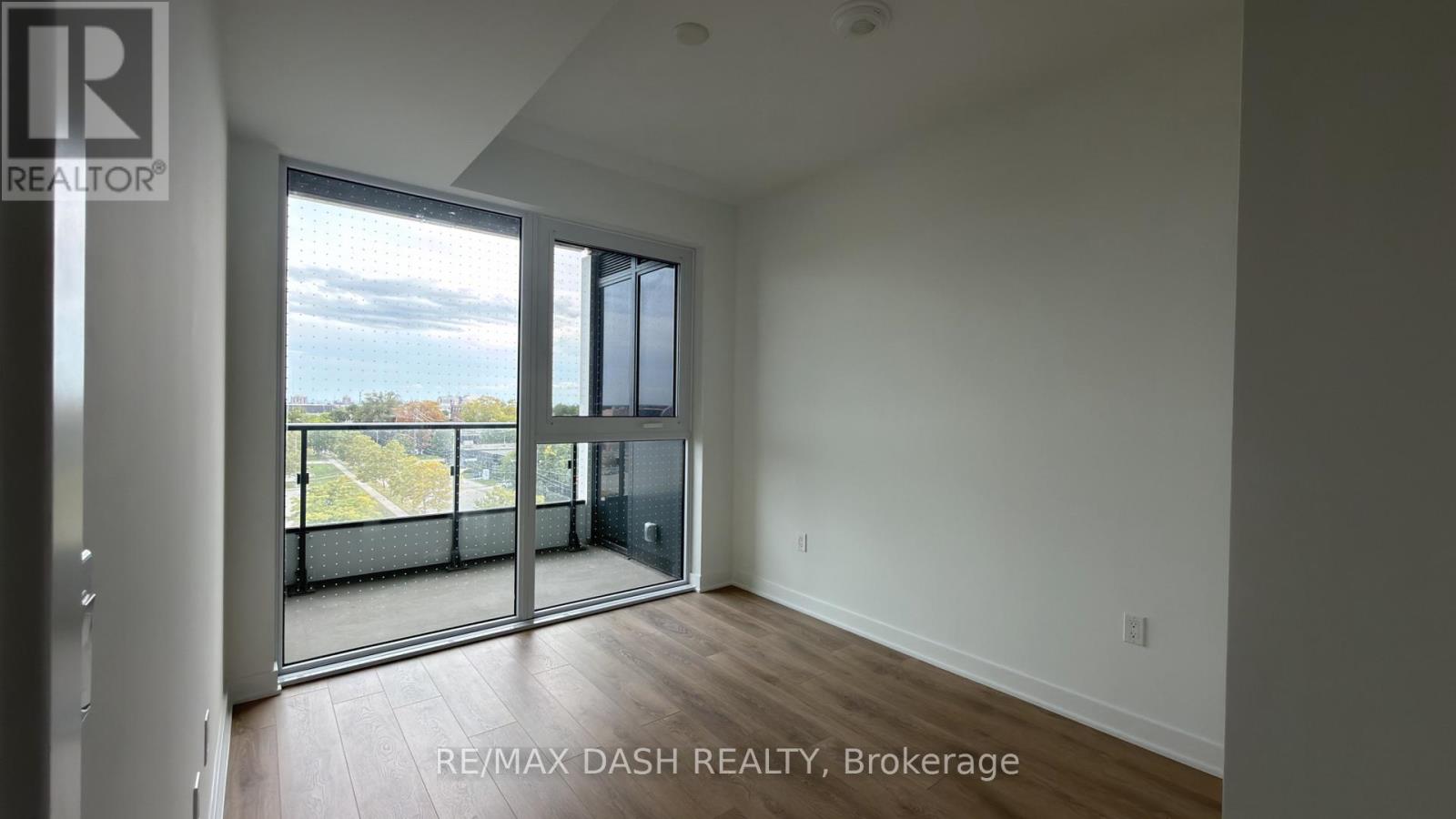 1037 The Queensway Avenue — photo 11