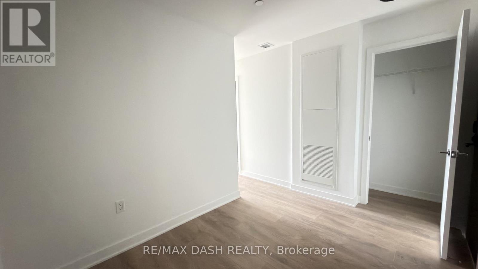 1037 The Queensway Avenue — photo 7