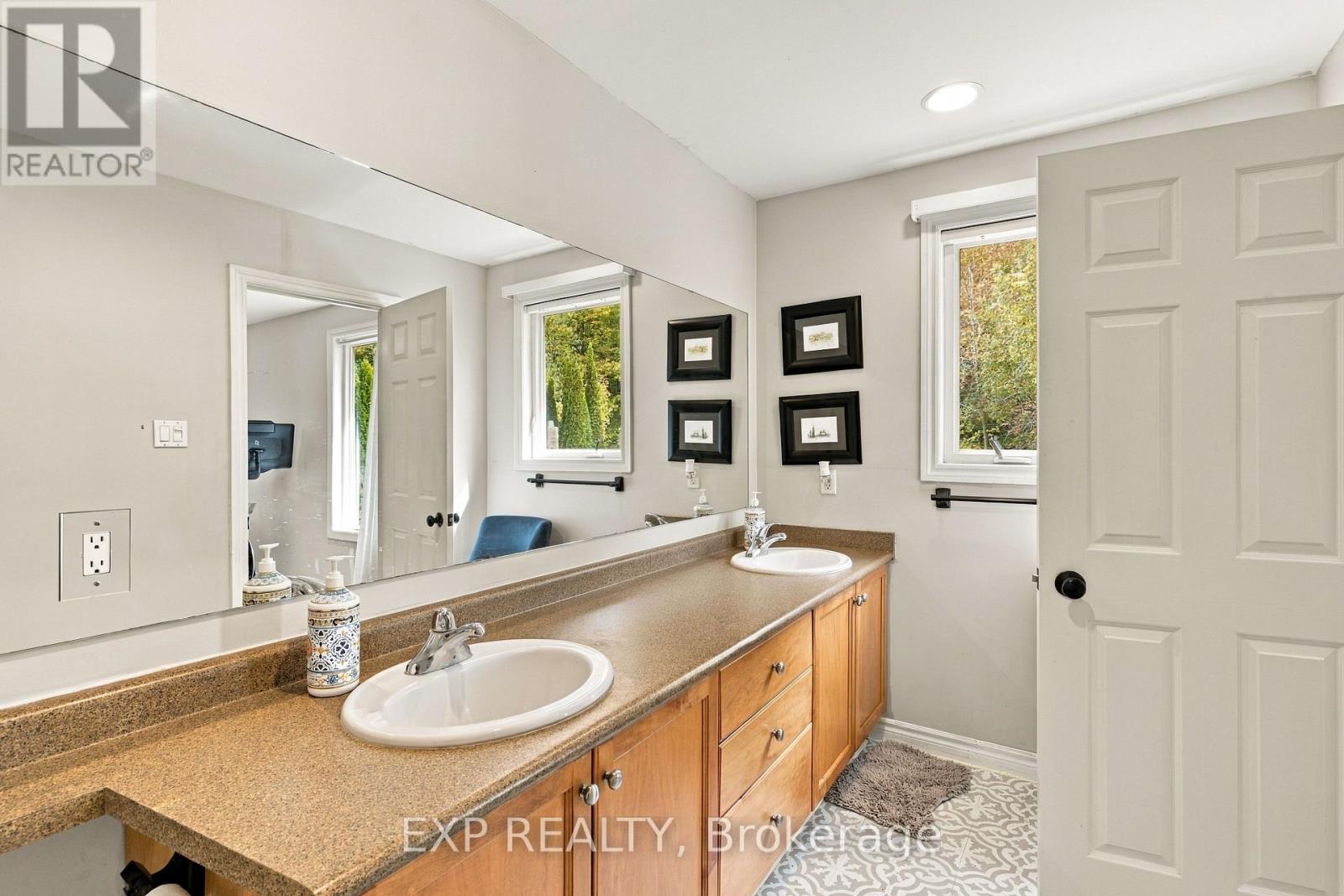 697 Rhine Fall Drive, Waterloo, ON photo 36