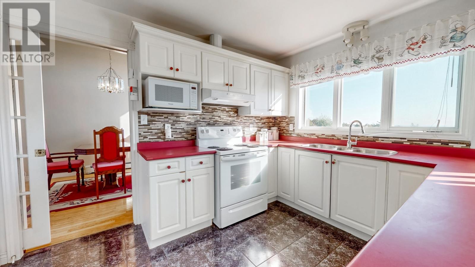 1696 Torbay Road - 17