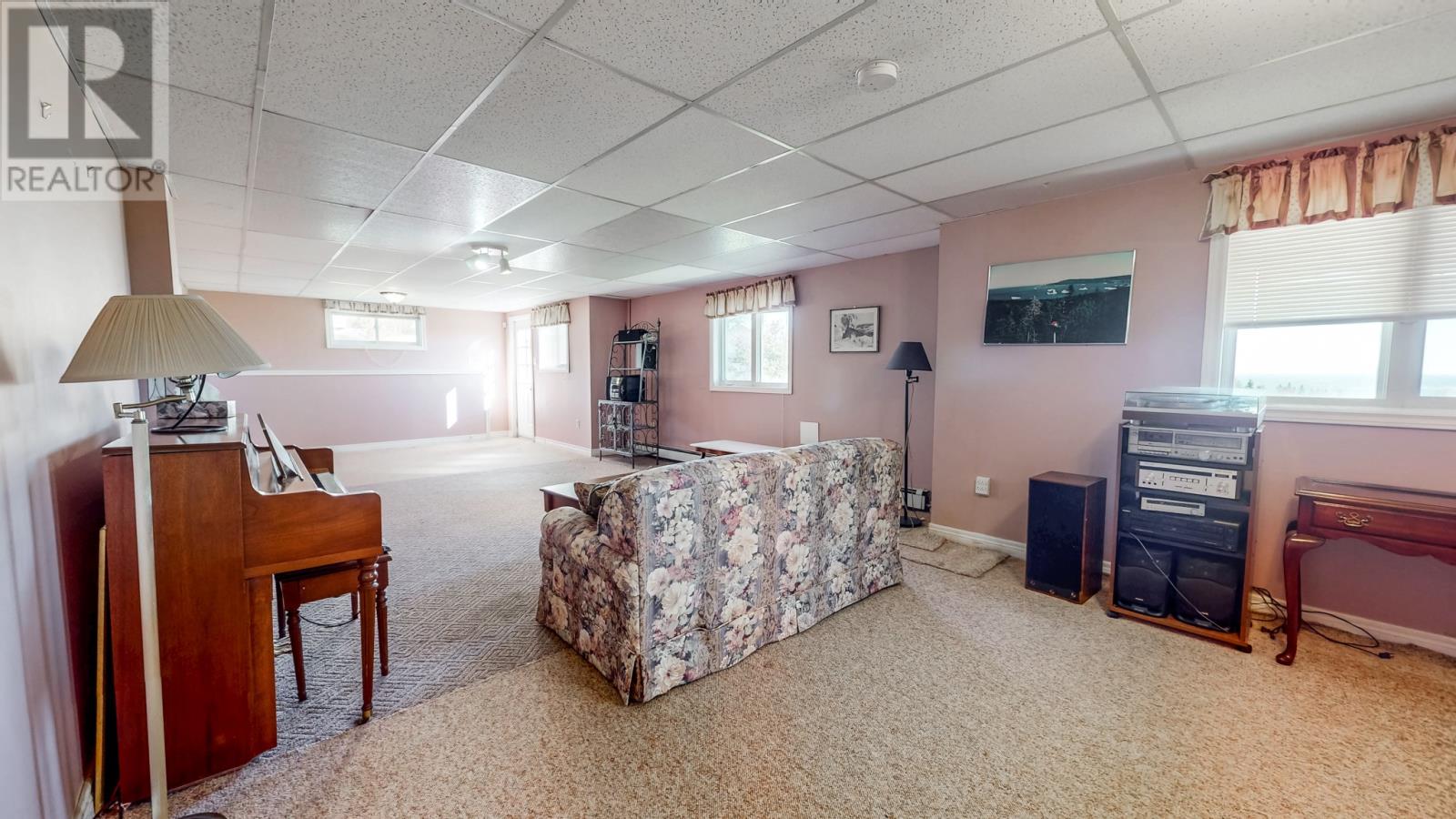1696 Torbay Road - 36