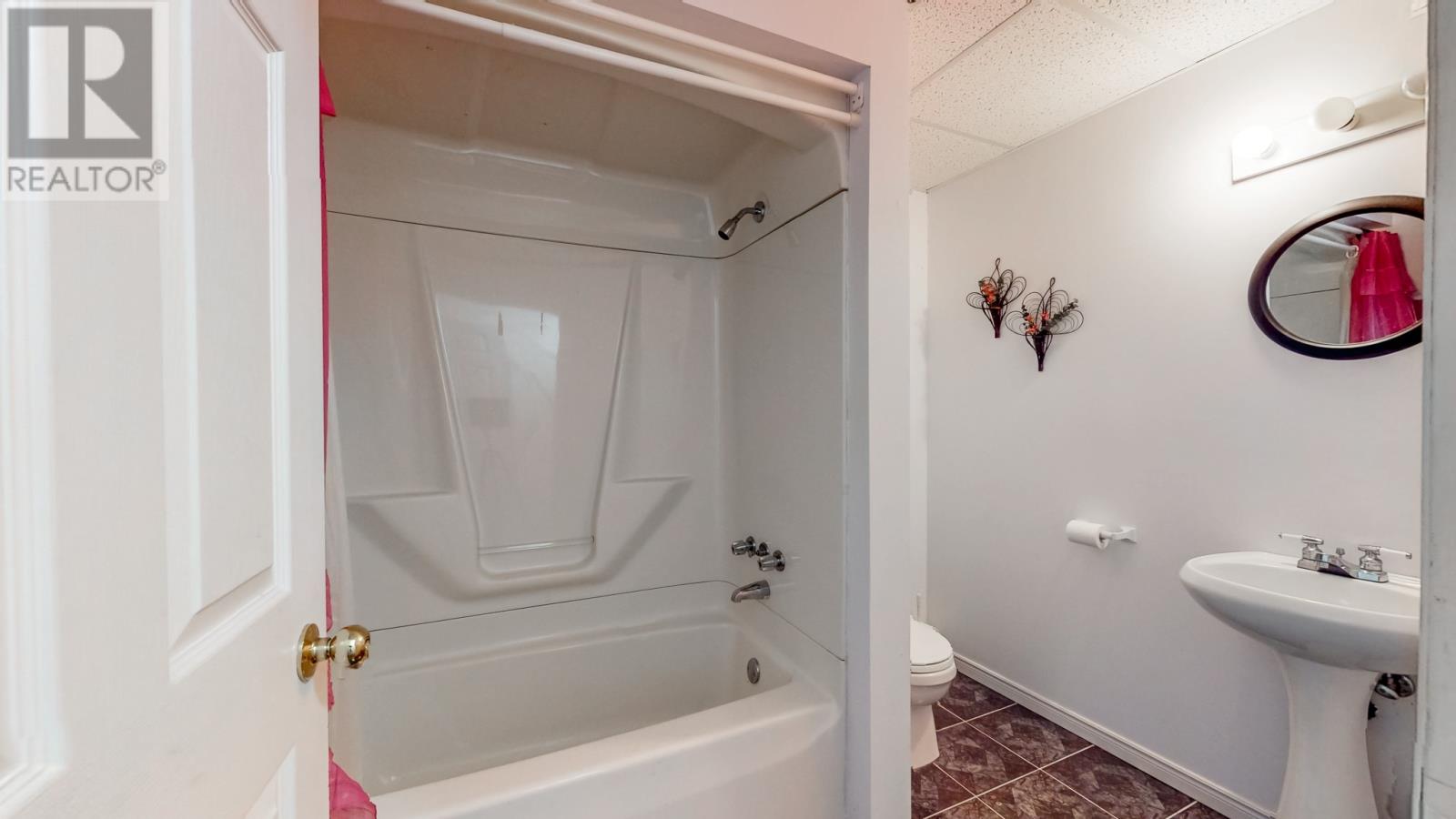 1696 Torbay Road - 37
