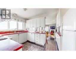 1696 Torbay Road thumbnail 11