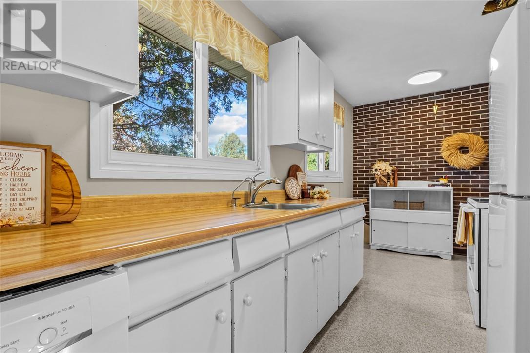 998 Lynwood Drive — photo 3