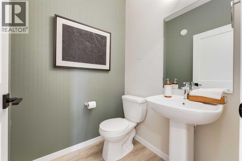 312 Montrose Crescent SE - 18