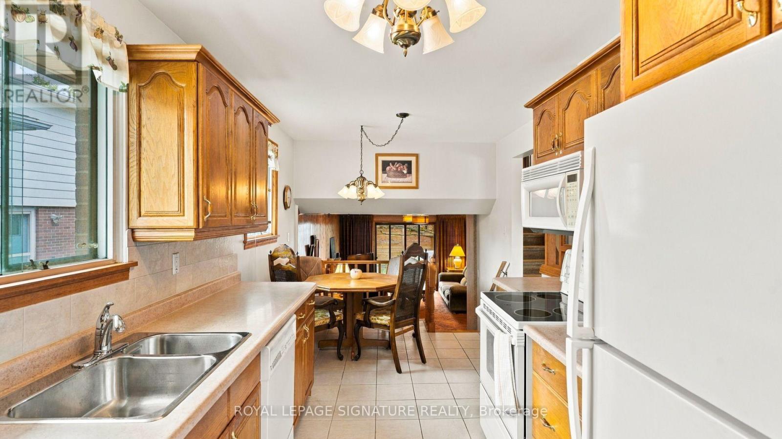 5 Erinlea Crescent, Toronto, ON photo 12